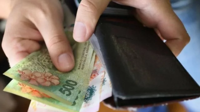 Contra los pronósticos: los salarios aumentaron 0,8% según el INDEC