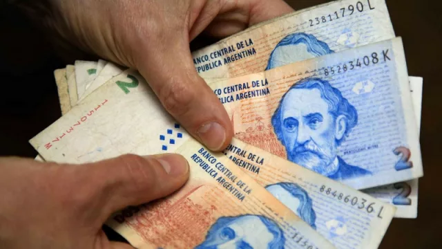 ¿Ya te despediste? Arranca la última semana de circulación de billetes de $2 en Argentina
