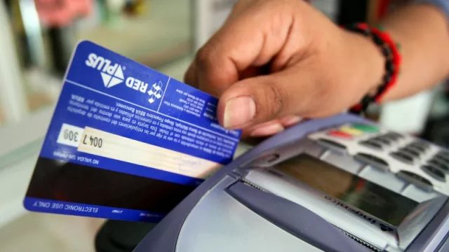 Podrán denunciar si comercios no reciben tarjetas de débito en Tucumán