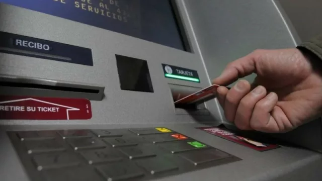 El BCRA impulsa la instalación de cajeros en comercios para reducir la dependencia de los bancos