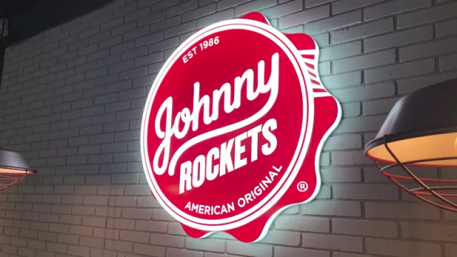 Johnny Rockets desembarcó con su versión más moderna