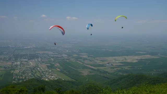 La municipalidad de Yerba Buena sigue promocionando al parapente como atractivo turístico 