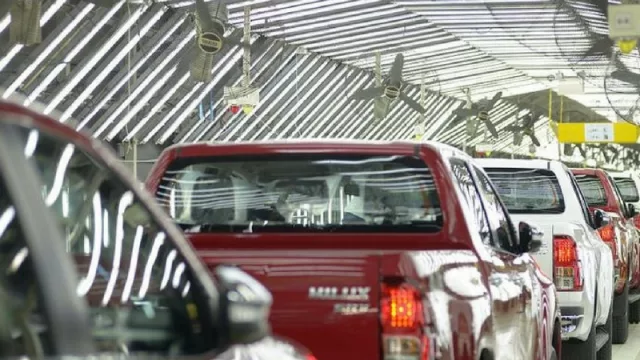 Tras seis meses de suba, cayó la producción de autos