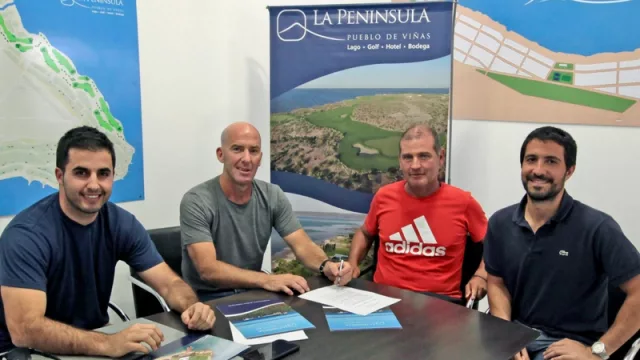 Hood firmó un convenio con “La Península” construir la primera cancha de tenis