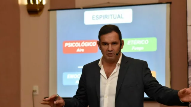 Llega el coach del equipo argentino campeón de la Copa Davis Juan Bautista Segonds