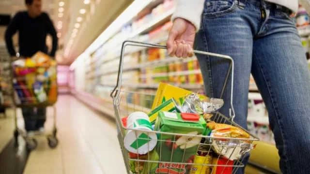 Según informes, la canasta básica alimentaria subió a $ 6.055 en septiembre