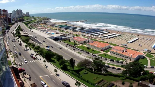 La ciudad propone playas públicas equipadas... ¿sin carpas?