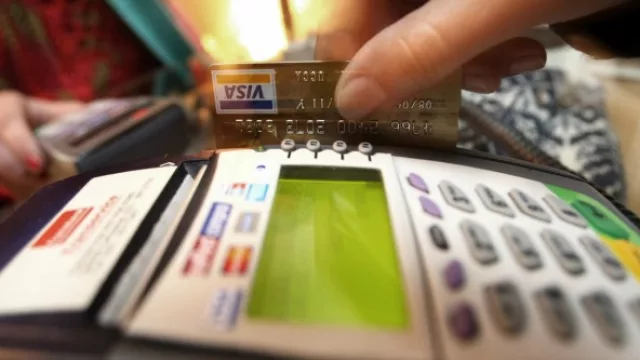 La gente volvió a usar las tarjetas de crédito y remonta el consumo