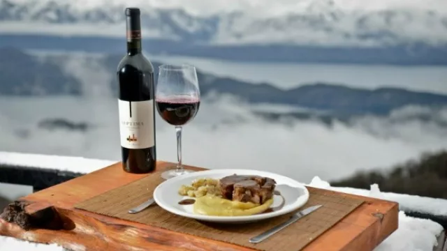 Ciclo de Cocina Neuquina en la Nieve (truchas, chivo y curanto)