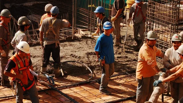 Empleados de la construcción percibirán un aumento del 21%