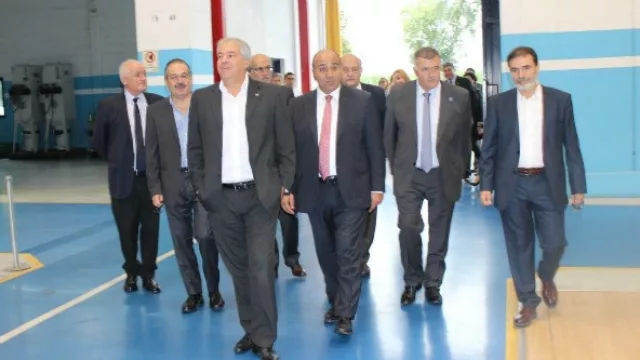 El gobernador de Tucumán, Juan Manzur, junto a la comitiva en la fábrica de Scania.