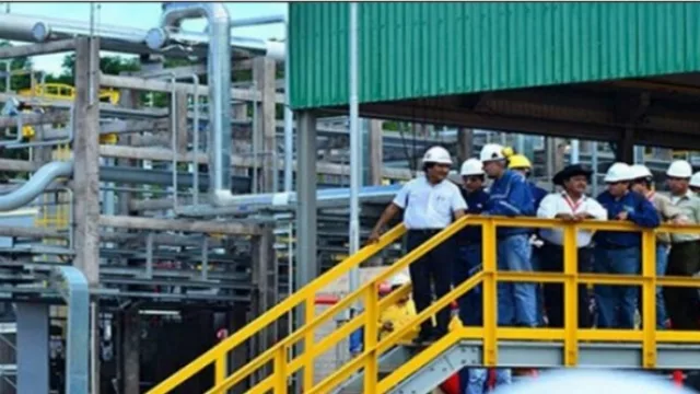 Autoridades diplomáticas de Argentina y Bolivia recorren una destilería en Campo Durán