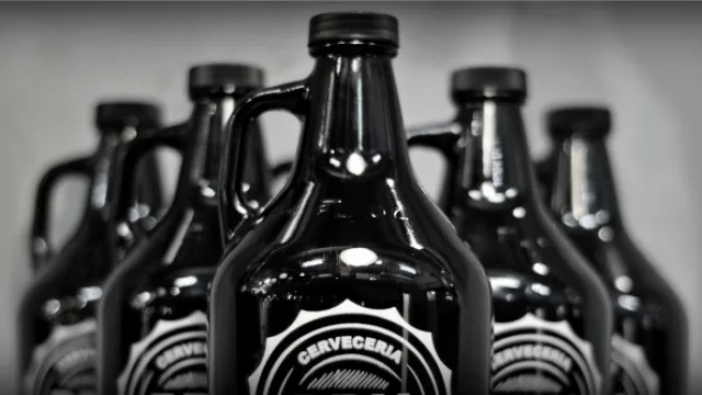 Botellón limpio y con precinto: proponen regular el expendio de cerveza artesanal