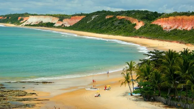 Anduvieron por Porto Segura, cuna de Brasil y dicen...
