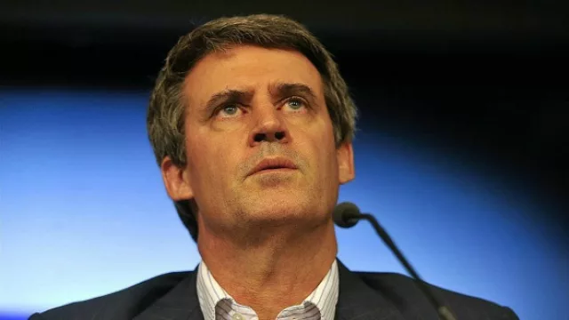 Por lo hecho en estos primeros 9 meses de gestión,  ¿vos crees que el desempeño de Alfonso Prat Gay ha sido…?