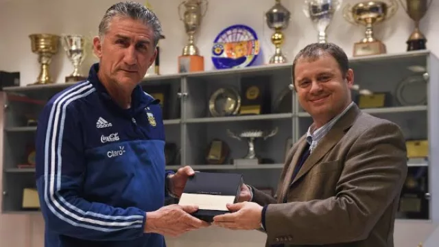 Bauza tiene el celular de Messi… Edición limitada del Huawei Mate 8