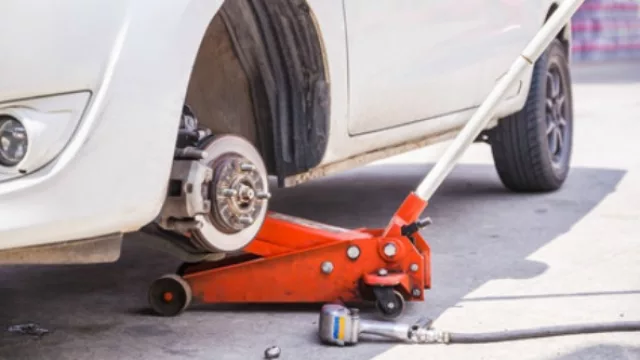 Si hoy fueras manejando y se te pincha un neumático, lo más probable sería que…