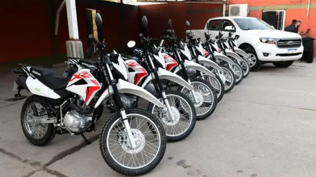 Entregaron equipamientos a la Dirección de Recursos Hídricos (una camioneta 4×4 y siete motos para los distritos)