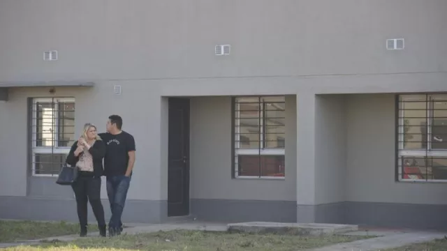 Casa propia: entregaron 80 viviendas a familias de San Andrés (restan por entregar 100 unidades más)