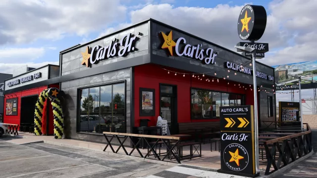 La cadena de hamburguesas Carl's Jr llega a la Argentina: espera abrir 7 locales y apunta a lo gourmet