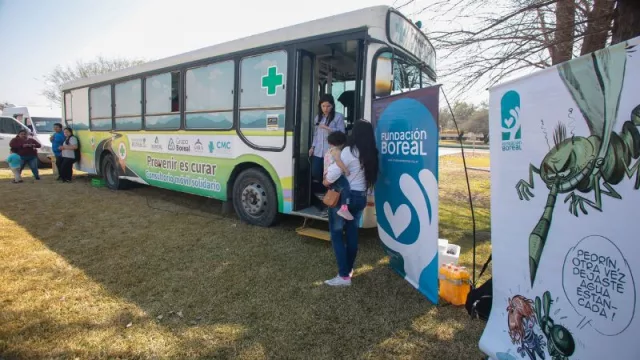 La Fundación Boreal transformó un colectivo en un consultorio móvil para brindar atención sanitaria de manera gratuita