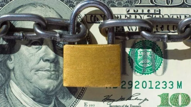 Cepo al dólar: el Gobierno extendió una medida clave para las compras en el exterior