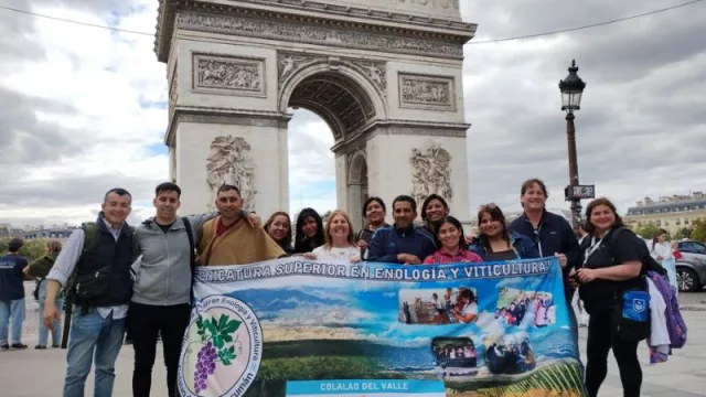 Por un acuerdo de cooperación entre Tucumán y Francia, estudiantes de los Valles Calchaquíes arribaron a París