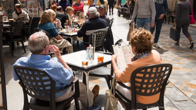 Por un vale de comida de € 13 (que ya los € 11 no alcanzan para el menú del mediodía dice Aeevcos)
