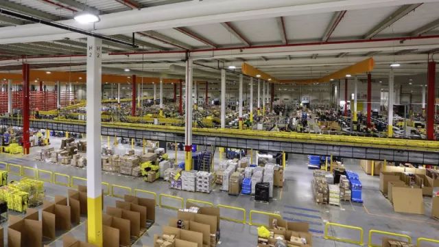 Esto es Amazon: el gigante vuelve a abrir las puertas de sus centros logísticos en Madrid,  Barcelona y Sevilla