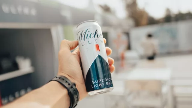 Punto para Michelob Ultra: la cerveza “liviana” será sponsor oficial del Córdoba Open (la mitad de calorías que una Quilmes)