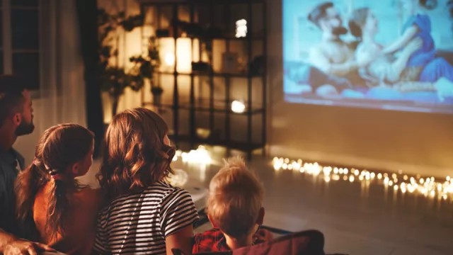 Buena idea, tener un proyector para el pijama party en casa