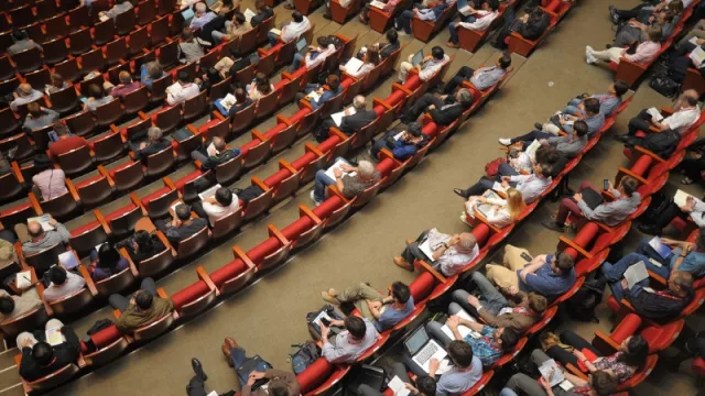 El turismo de reuniones en España experimentó un crecimiento del 100% en 2022 (y espera superar los niveles previos a la pandemia en 2023)