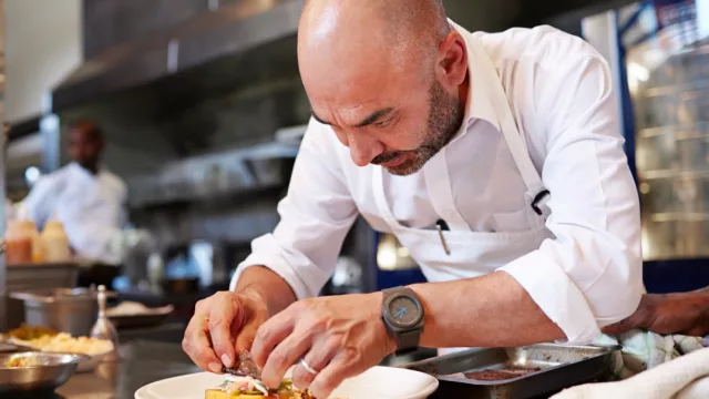 La asombrosa estrategia de Cross Marketing de Cubiertas Michelin (¿Por qué premia a los mejores restaurantes del mundo?)