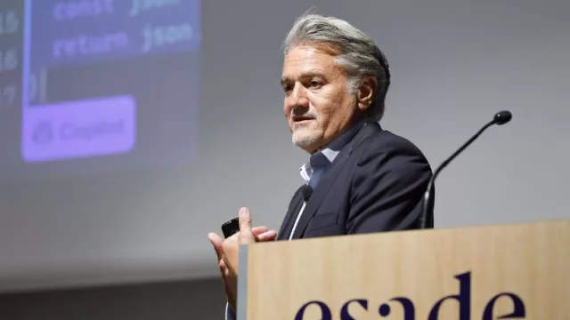 El presidente de Microsoft en España insta a utilizar la inteligencia artificial de manera segura y responsable (los ciberataques han aumentado un 67% en los últimos 5 años)