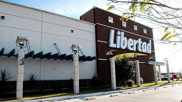 El dueño de los supermercados Libertad se va del país, qué pasa con las sucursales argentinas
