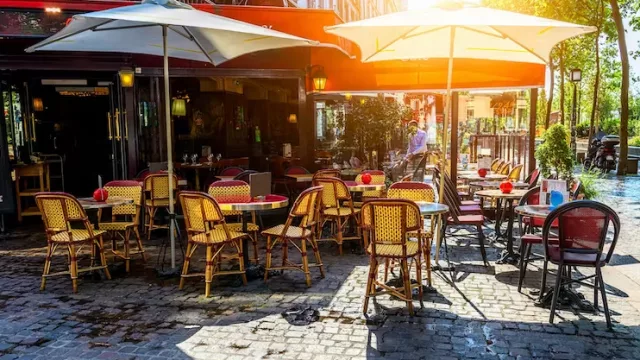 ¿Viaja al extranjero? No caiga en la tentación de pagar en su moneda nacional