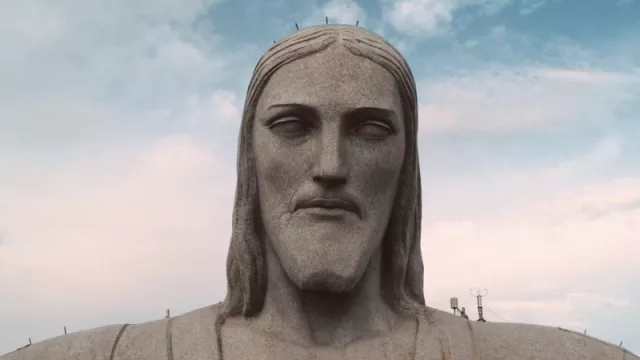 ¡No lo vas a poder creer! Mirá quién está dentro del Cristo Redentor de Río (genialidad de GUT para Mercado Libre)