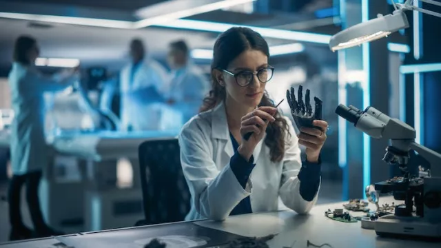 Avances en la paridad laboral: profesiones lideradas por mujeres (medicina y salud, una de ellas)