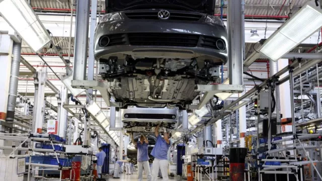 Megamillonaria inversión de Volkswagen para hacer autos híbridos y una pick-up en Brasil