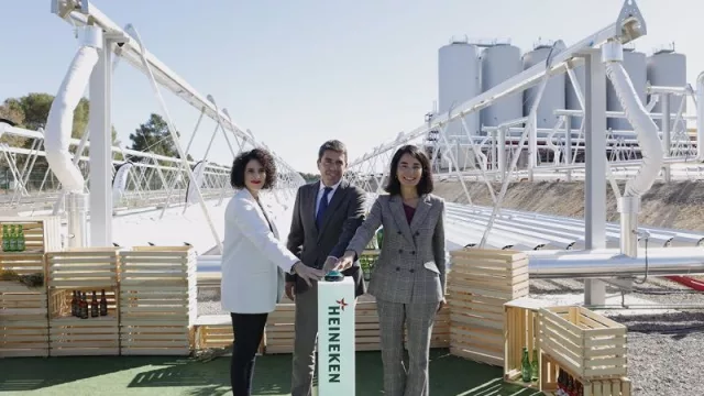 Heineken inaugura en Valencia una planta termosolar para elaborar cervezas (con energía 100% renovable)