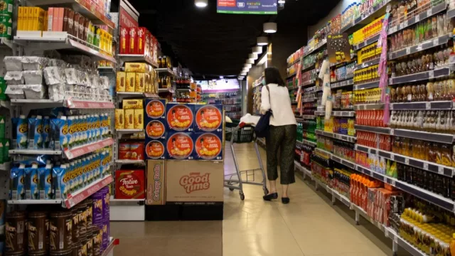 Cada vez se usan más los supermercados como cajeros para sacar plata