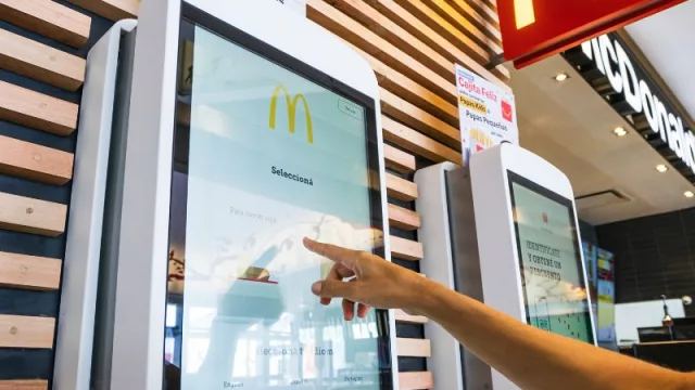 McDonald’s renovó su local del Portal Shopping de Tucumán (sumó tres terminales digitales para una mejor experiencia a sus clientes)