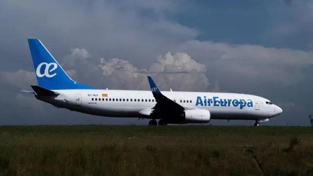 La fusión de Air Europa con el Grupo IAG aumentará el precio de los vuelos (advierten CECU y OCU)