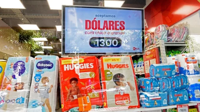 Los precios en los comercios comienzan a exhibirse en dólares