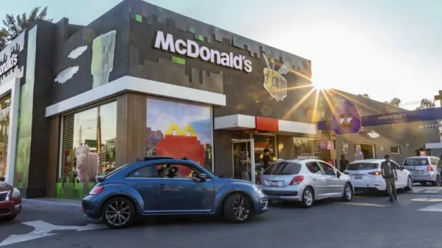 El nuevo McDonald 's temático de Minecraft en CDMX: la revolución en retail y experiencias lúdicas (¿por qué esta estrategia es tan exitosa?)
