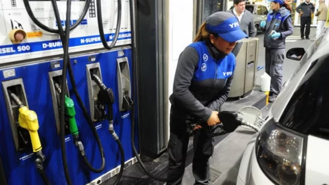YPF implementará precios segmentados por hora y nafta más barata de madrugada (qué significa esta medida para Tucumán)