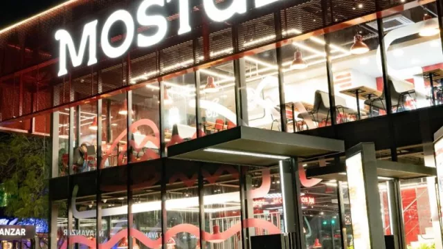 El Mostaza de Vélez, el más rápido del país (sus tiempos superan en un 27% el promedio de los más de 200 locales que la cadena)