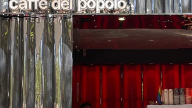 Caffé del Popolo (la cafetería más pequeña del mundo) rompe el cascarón: abre su primera franquicia, avanza con su tostadero y la marca JackFlash