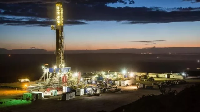 Vaca Muerta sostiene el superávit energético pese a la caída del precio internacional del petróleo