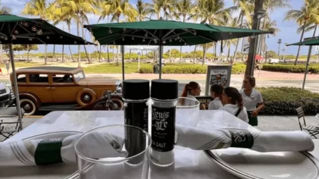 El News Café de South Beach: el lugar perfecto entre nostalgia y el futuro que late en Ocean Drive